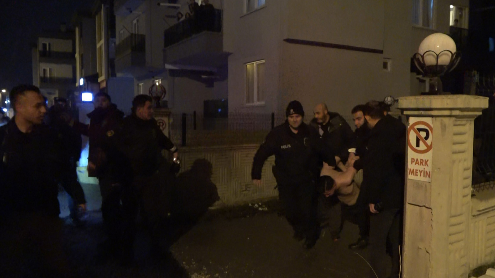 Aksaray'da komşuların gürültü tartışmasında ortalık savaş alanına döndü: Çok sayıda gözaltı var