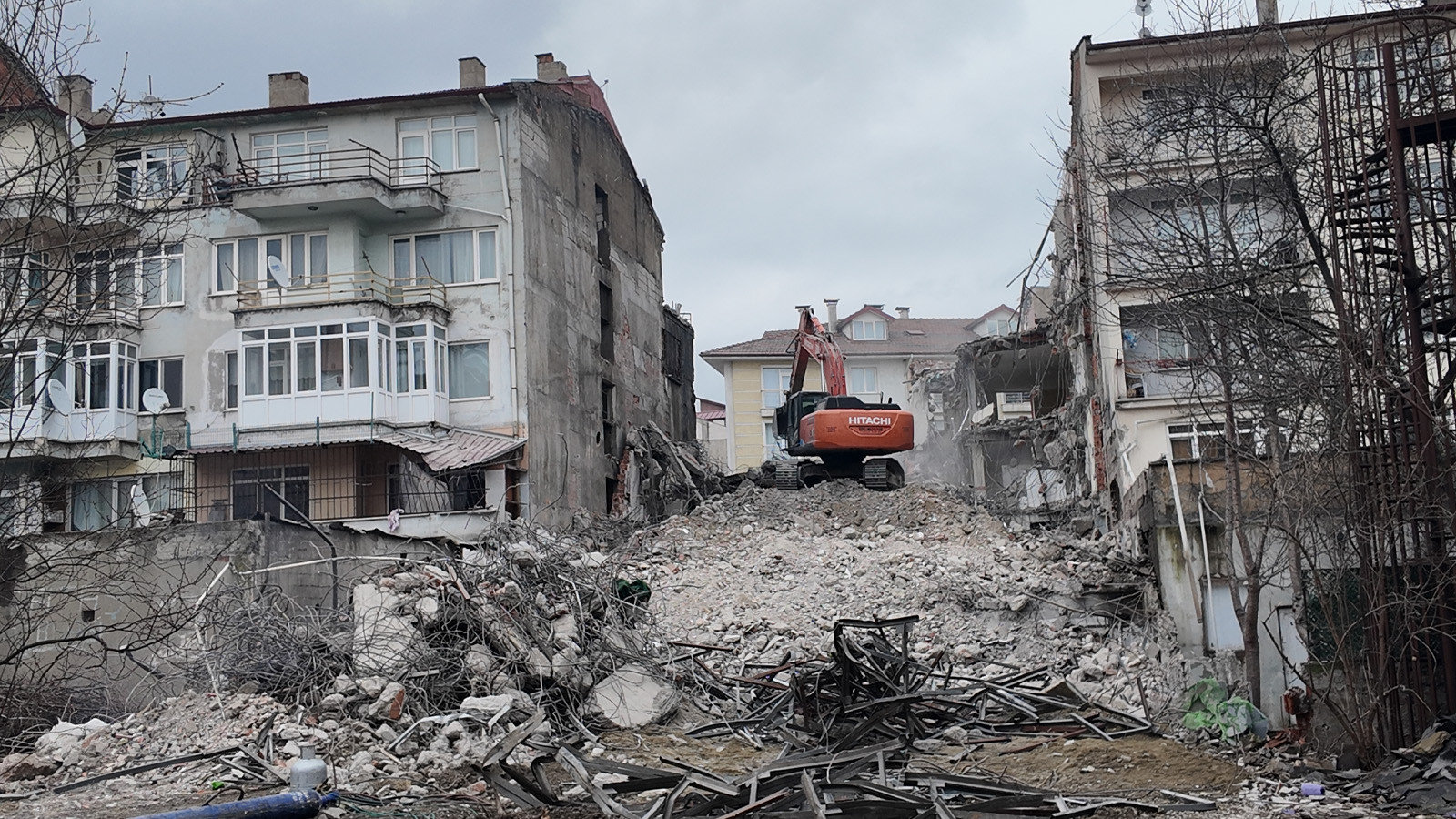 Bolu'da yıkım esnasında bitişik binadaki dairenin yatak odasının duvarı yıkıldı