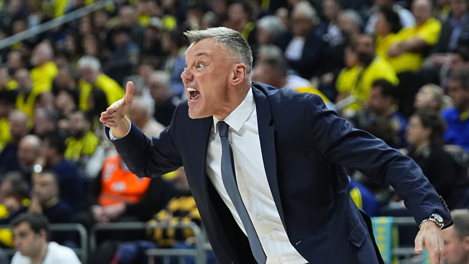 Fenerbahçe, Dubai'de mahsur kalan 4 kişiyle ilgili açıklama yaptı