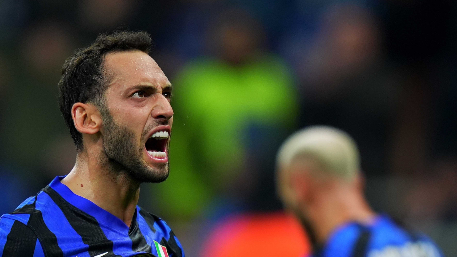 Hakem Hakan Çalhanoğlu'na neden kırmızı kart göstermedi?