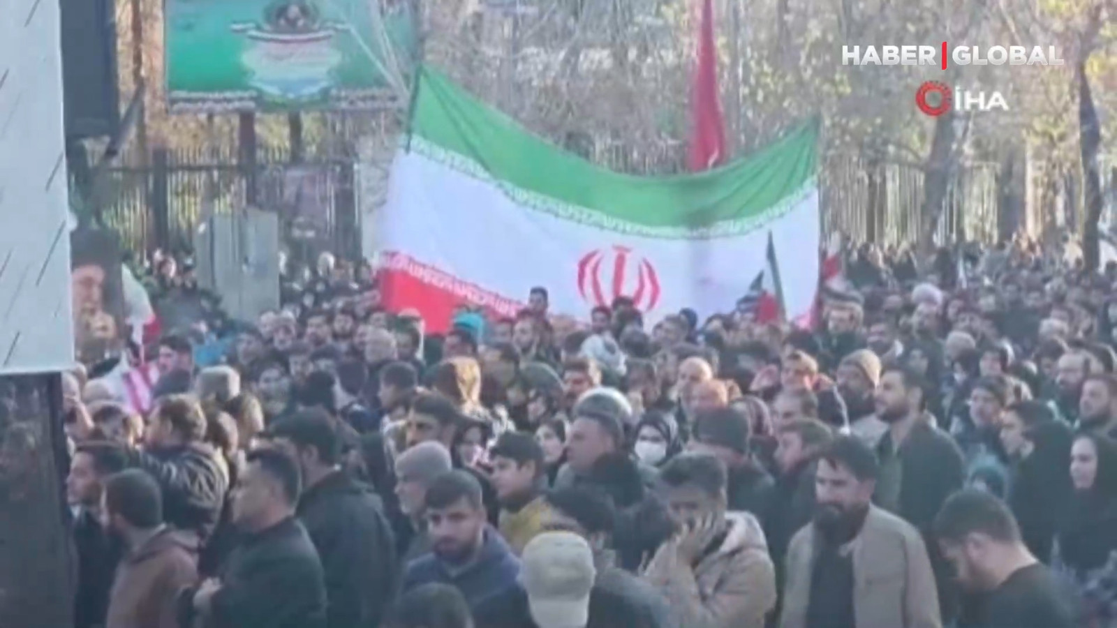 İran'da yüz binler Hamaney fotoğraflarıyla sokaklara döküldü