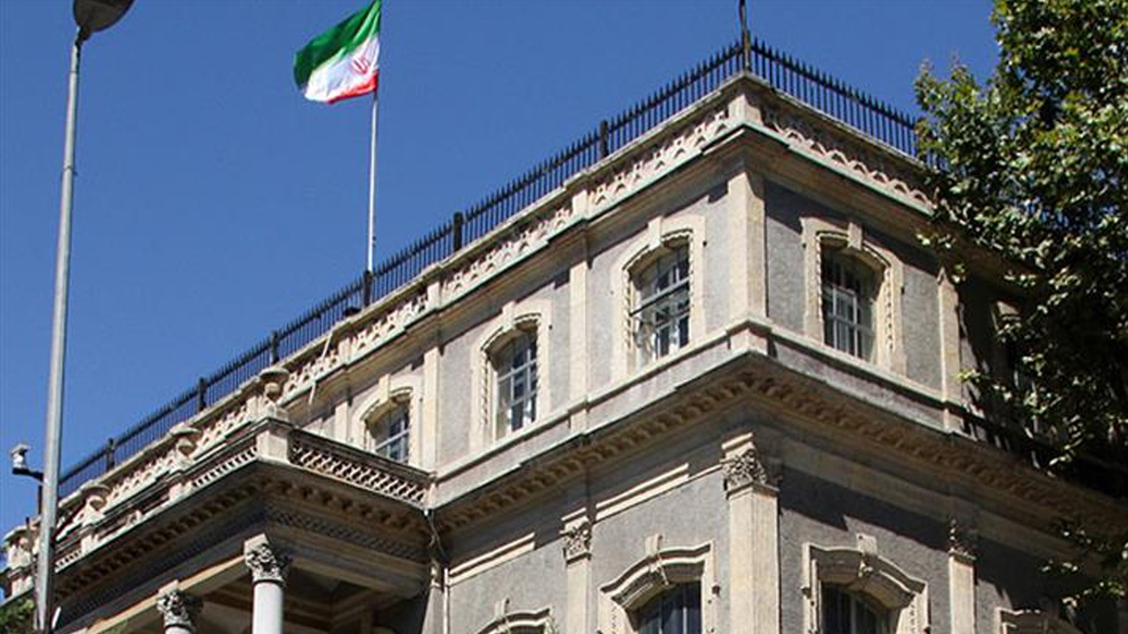 İran'ın İstanbul Başkonsolosluğunda bayraklar yarıya indirildi