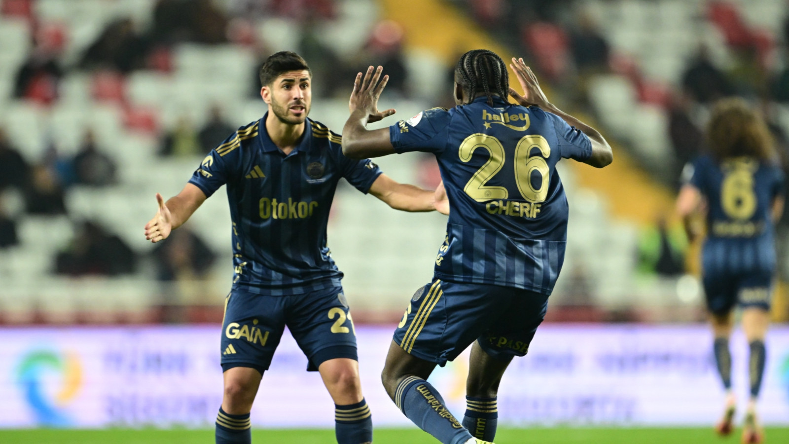 Fenerbahçe 2-0'dan dönmesine rağmen puan farkı açıldı