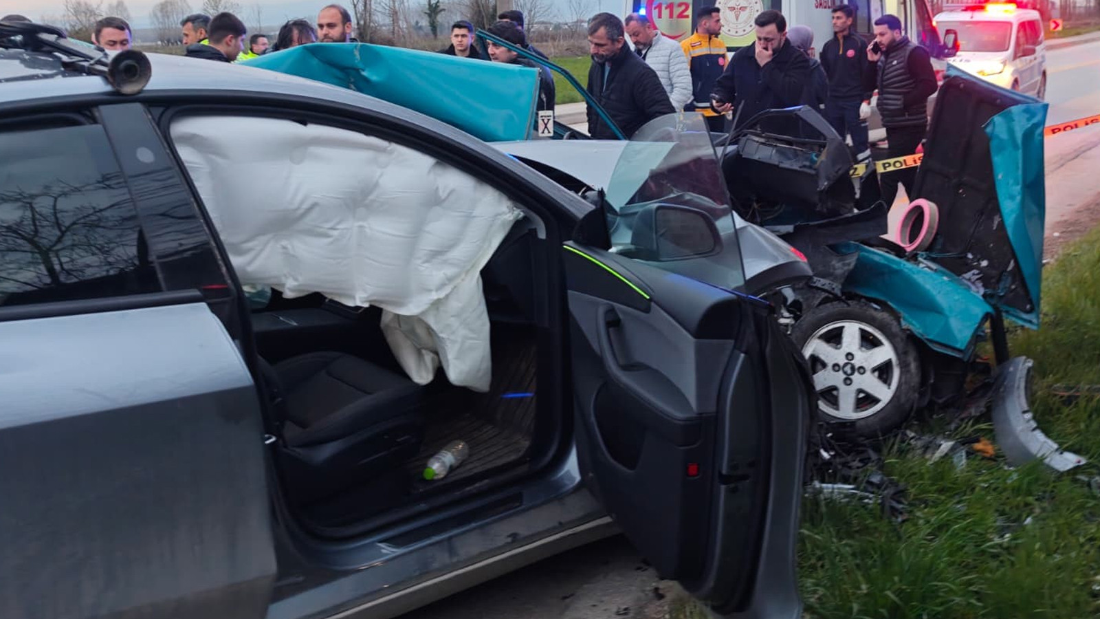 SUV tipi araç otomobile ok gibi saplandı! Ölü ve yaralılar var