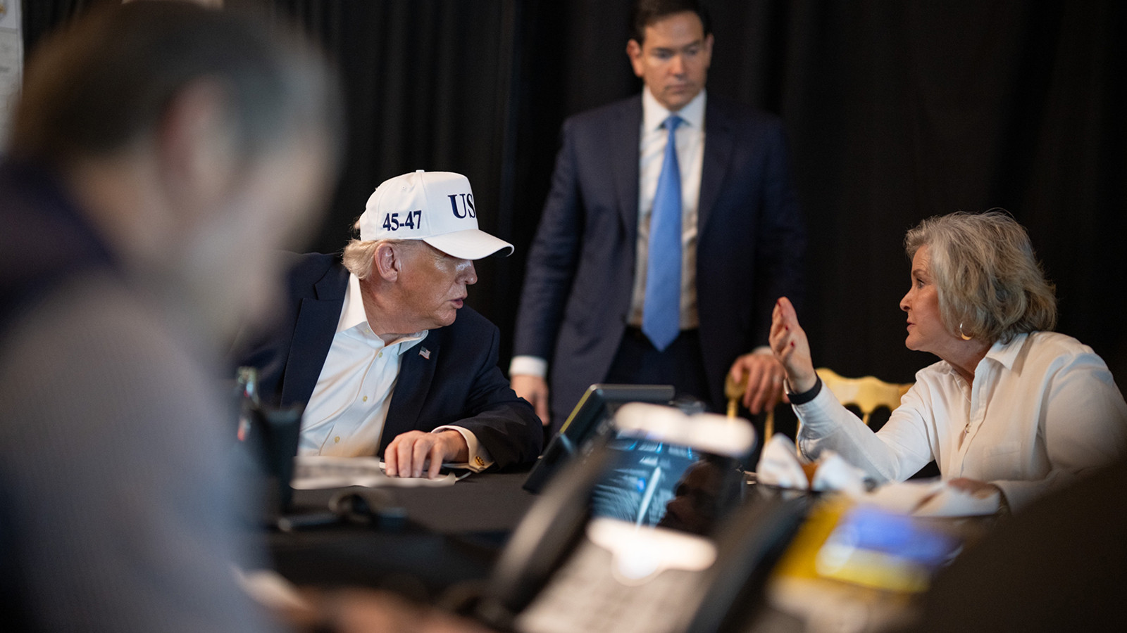 Trump'tan şapkalı şov! İran'a operasyon sonrası ilk kez paylaşıldı