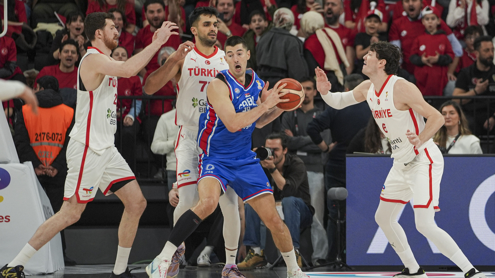 '12 Dev Adam' Sırbistan'ı devirerek grup liderliğini perçinledi