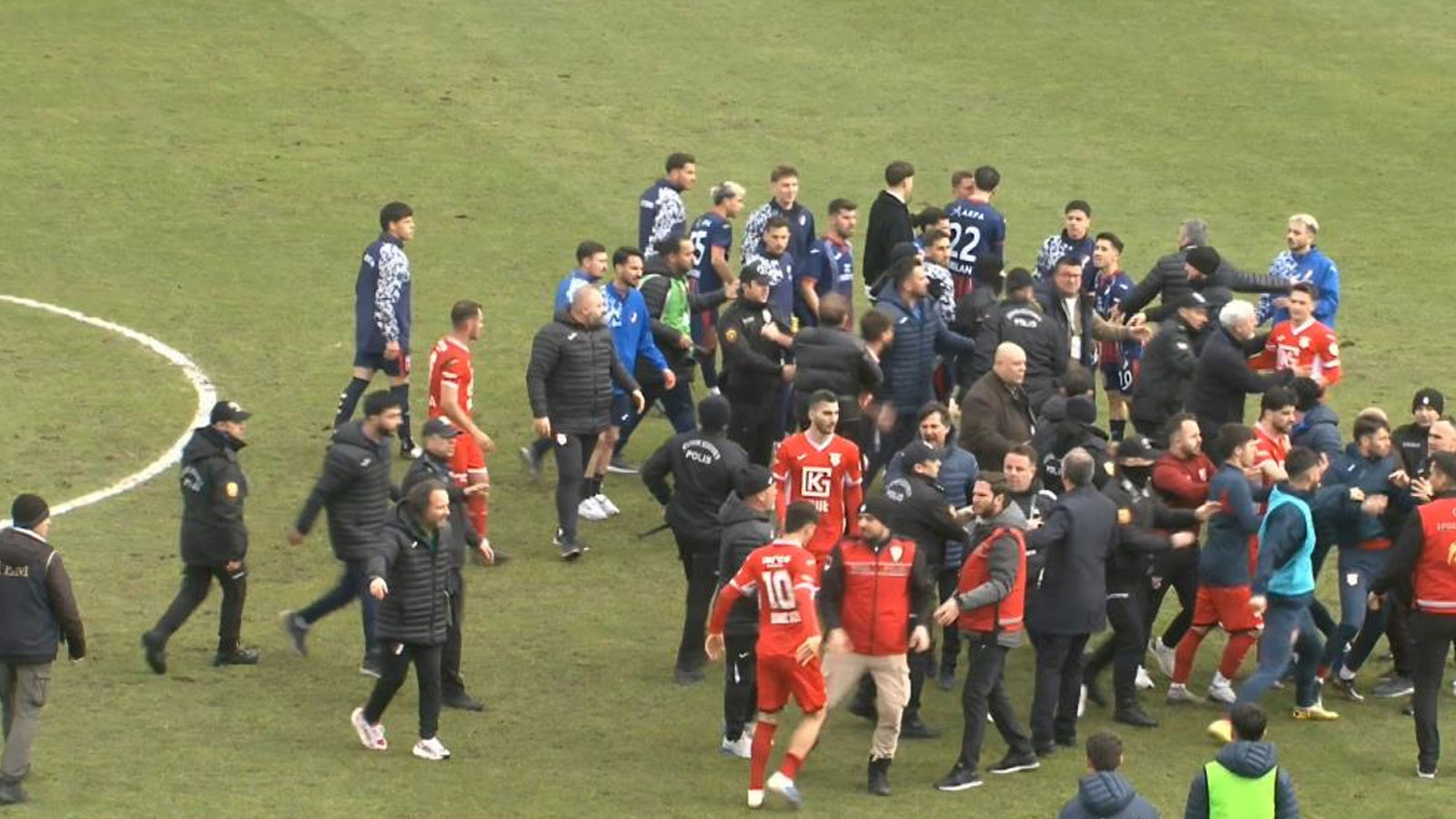 Düzcespor - Sebat Gençlikspor maçı sonrası saha karıştı