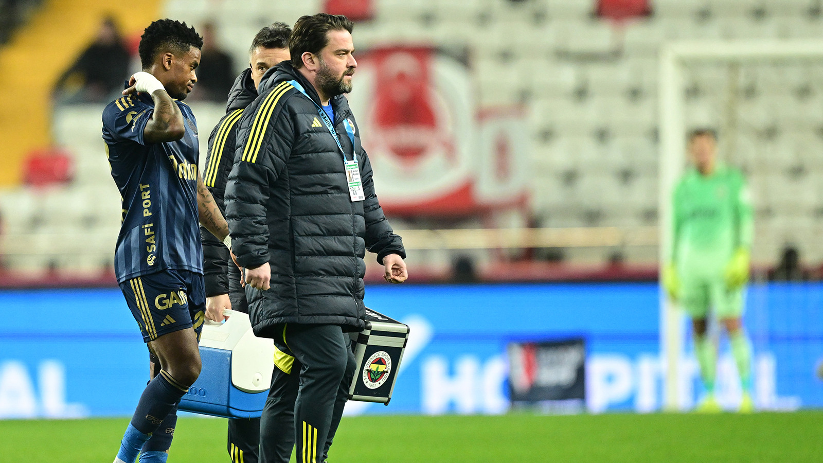 Fenerbahçe, Nelson Semedo'nun sol diz iç yan bağında kısmi yırtık tespit edildiğini açıkladı