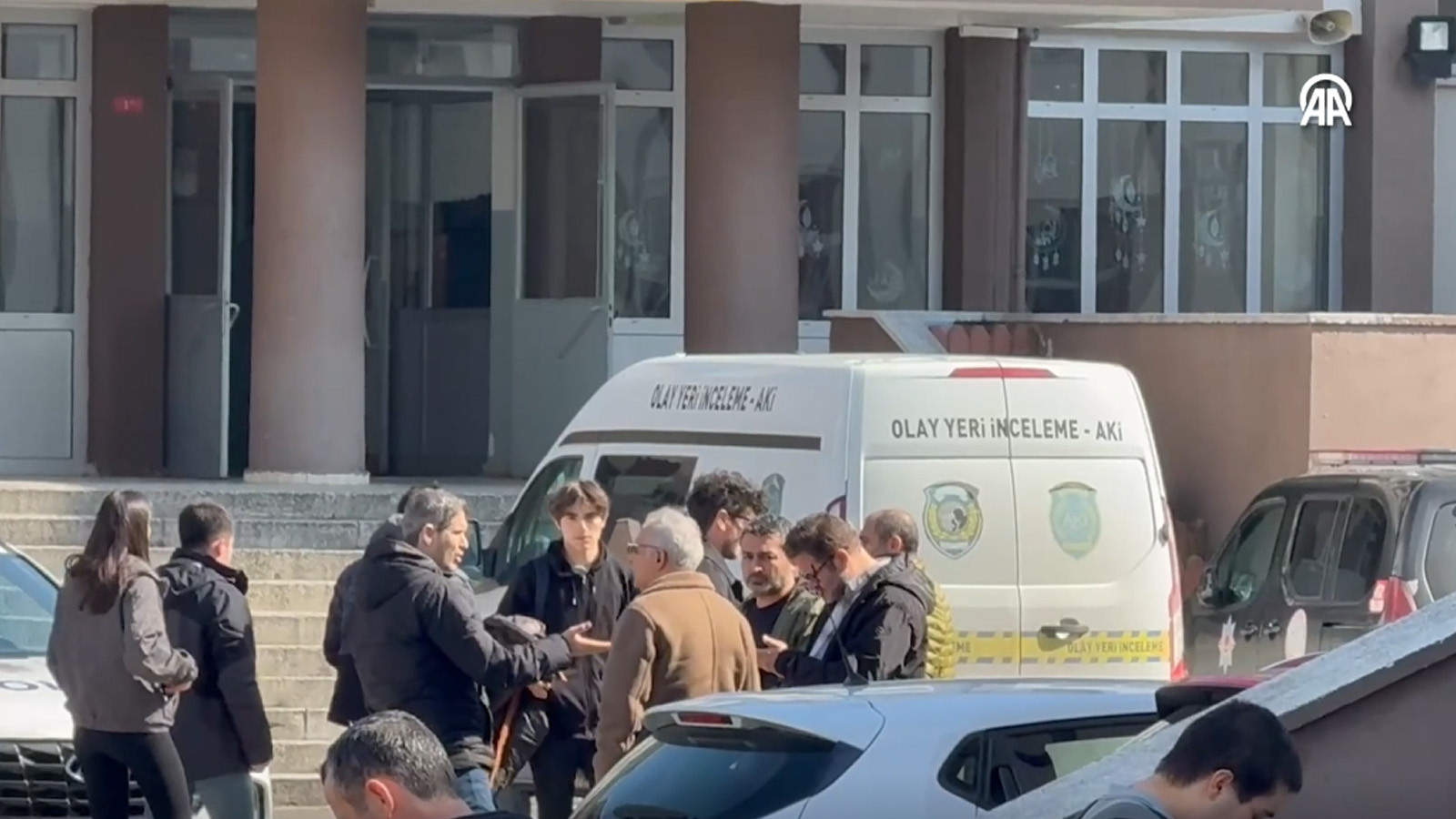 İstanbul'da dehşet: Lise öğrencisi, 2 öğretmeni ile bir öğrenciyi bıçakladı