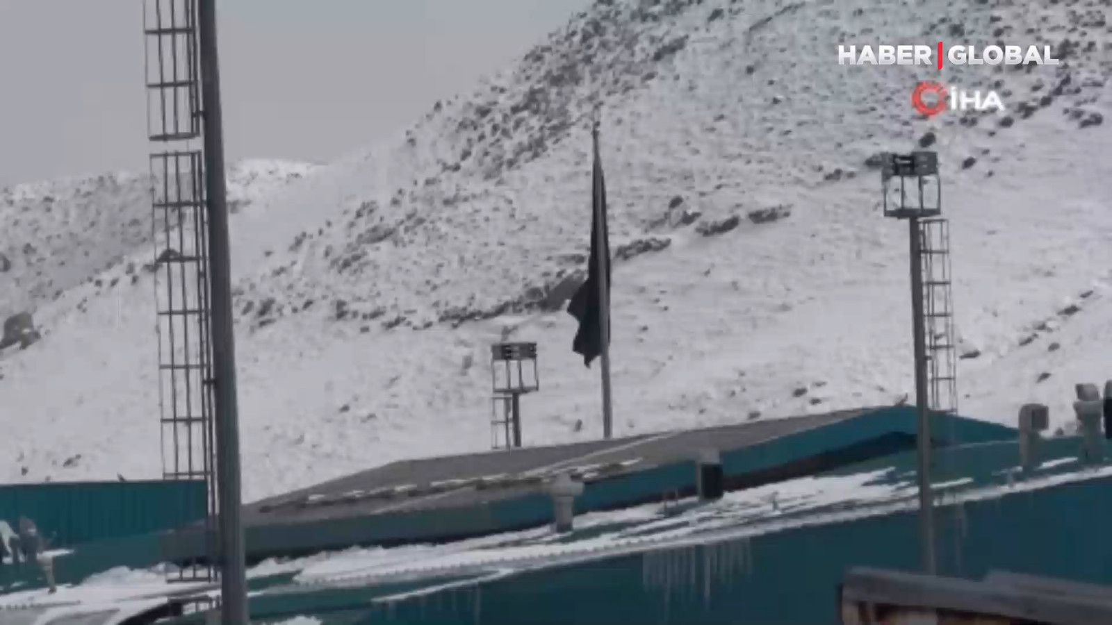 Türkiye-İran sınırının İran tarafında dikkat çeken görüntü: Girişe asıldı