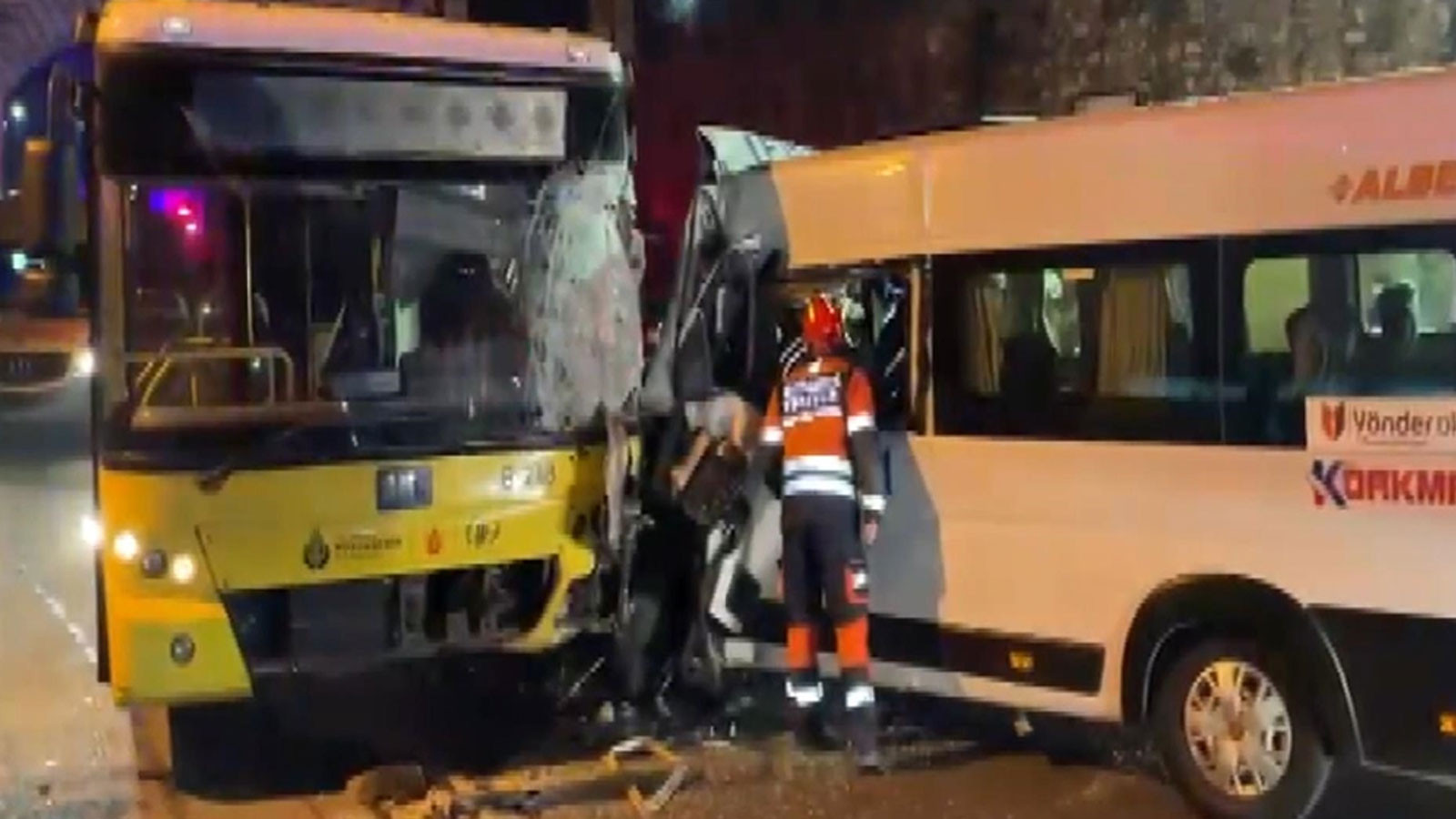 Beşiktaş'ta İETT otobüsü servis minibüsü ile çarpıştı!