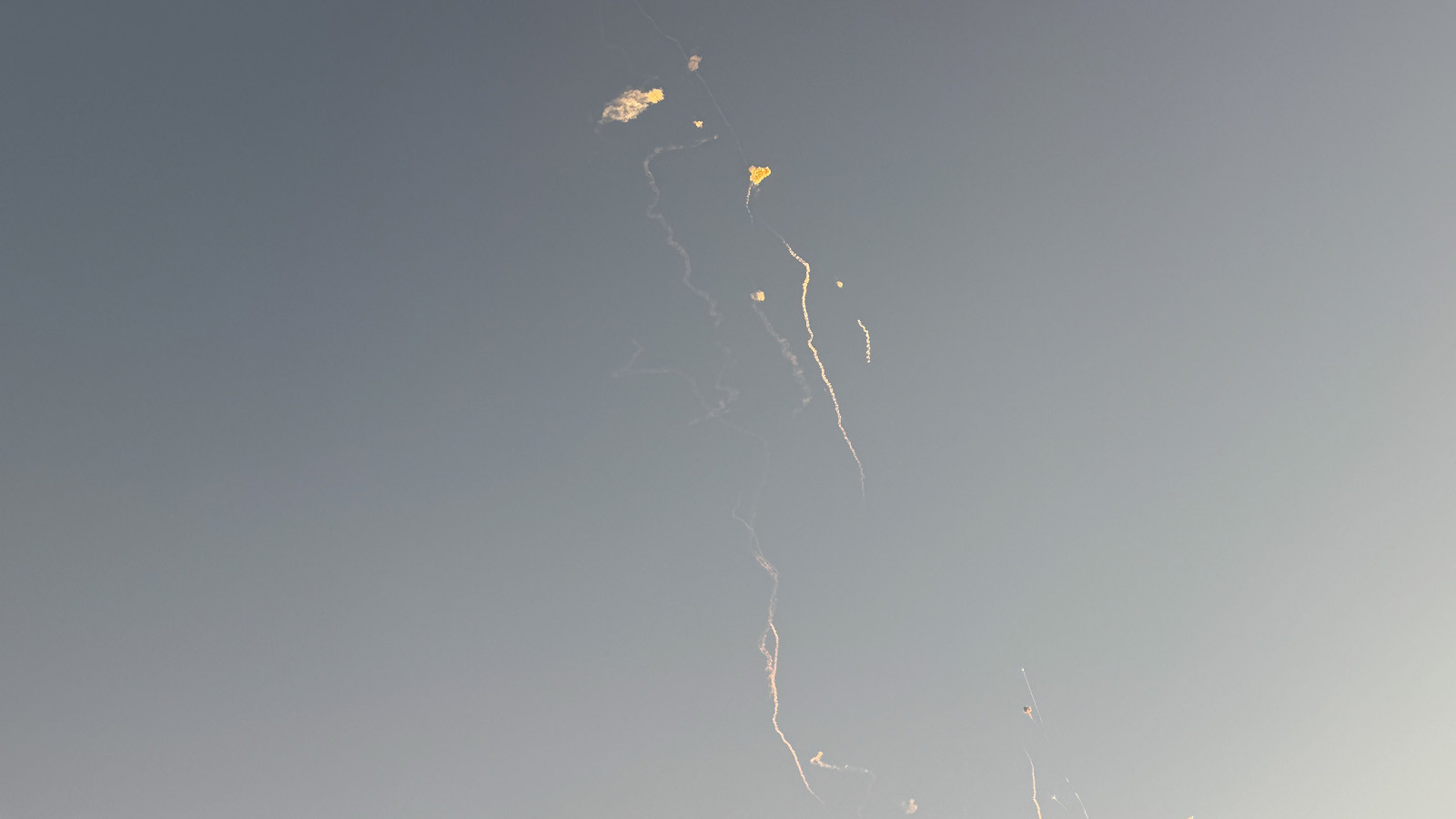 Bir ülke daha resmen savaşa dahil oldu! İran'dan kalkan uçakları vurdu