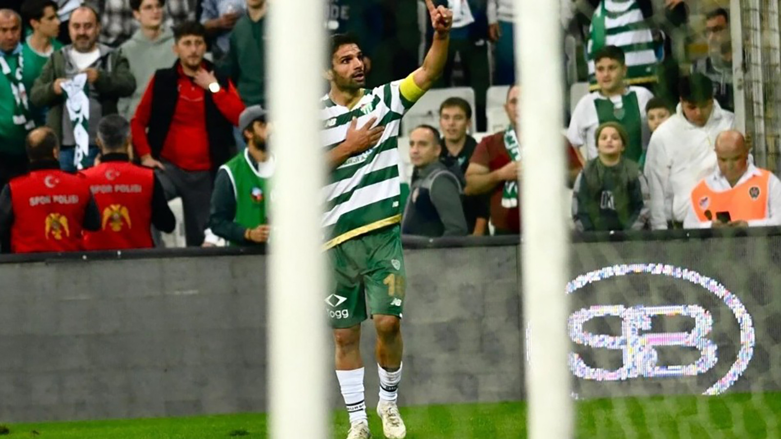 Bursaspor'un golcüsü Muhammet Demir ameliyat oldu