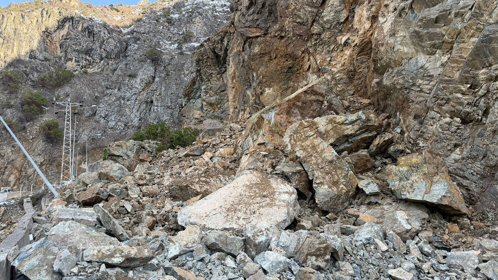 Gümüşhane- Giresun kara yolu heyelan nedeniyle ulaşıma kapandı