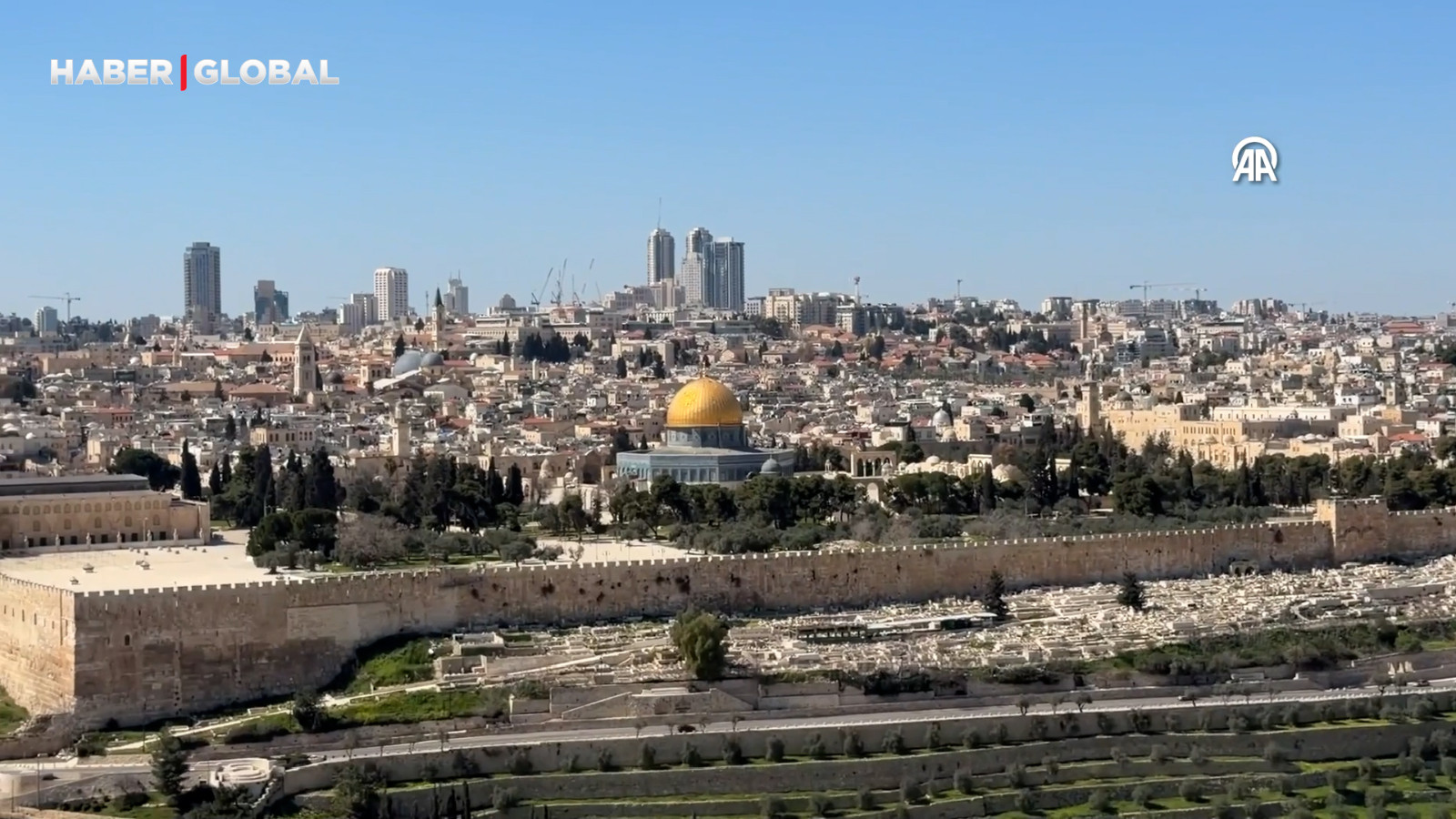 İran'dan İsrail'e fırlatılan füzeler Kudüs semalarında görüntülendi