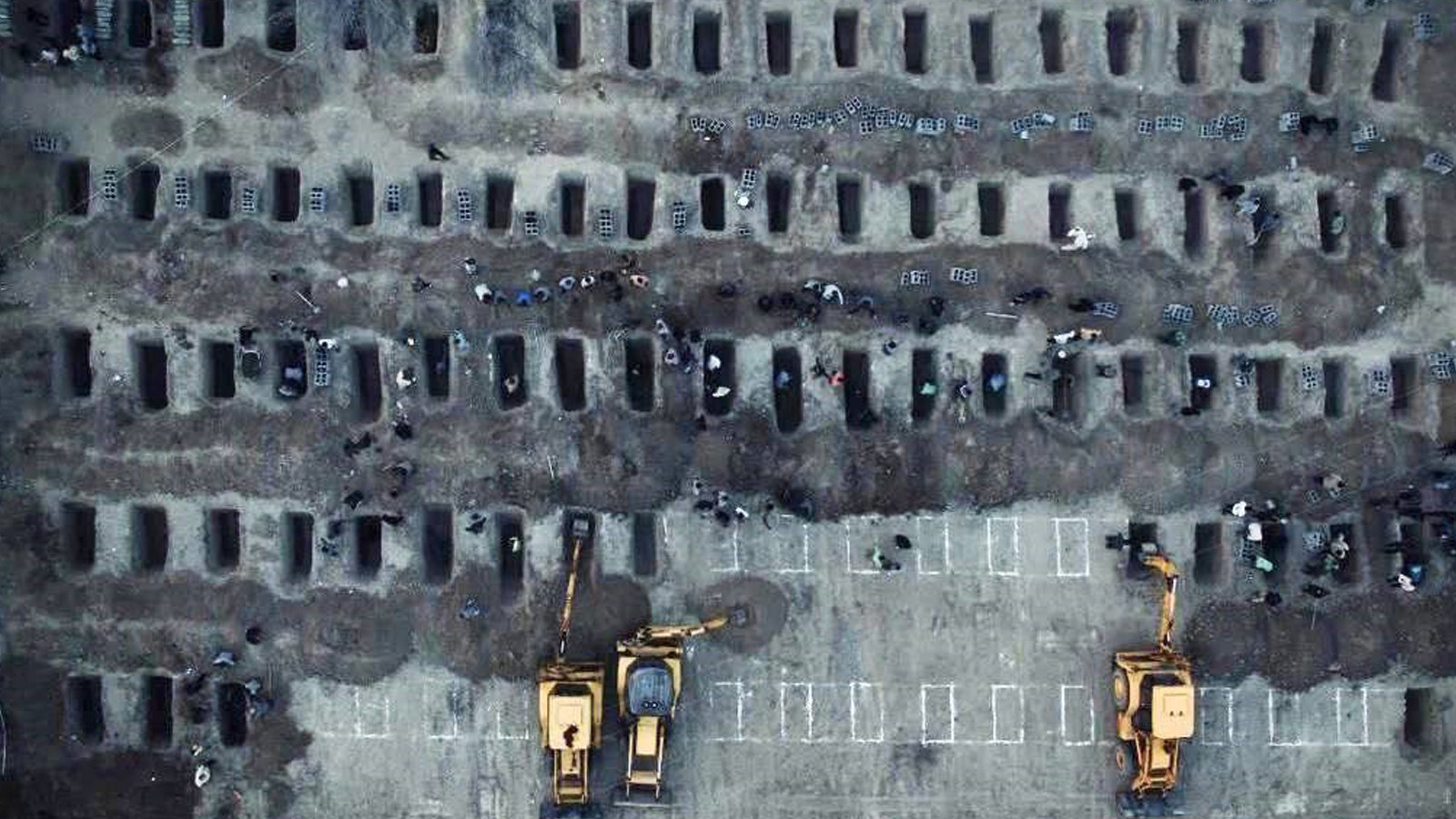 İsrail'in öldürdüğü onlarca çocuk yan yana defnedilecek