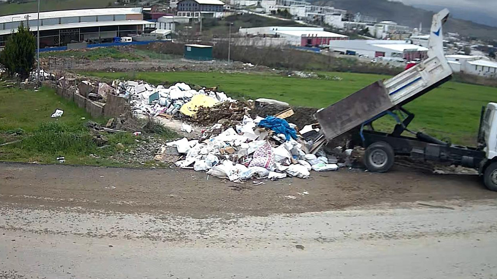 Kaçak moloz dökümüne fotokapanlı ceza
