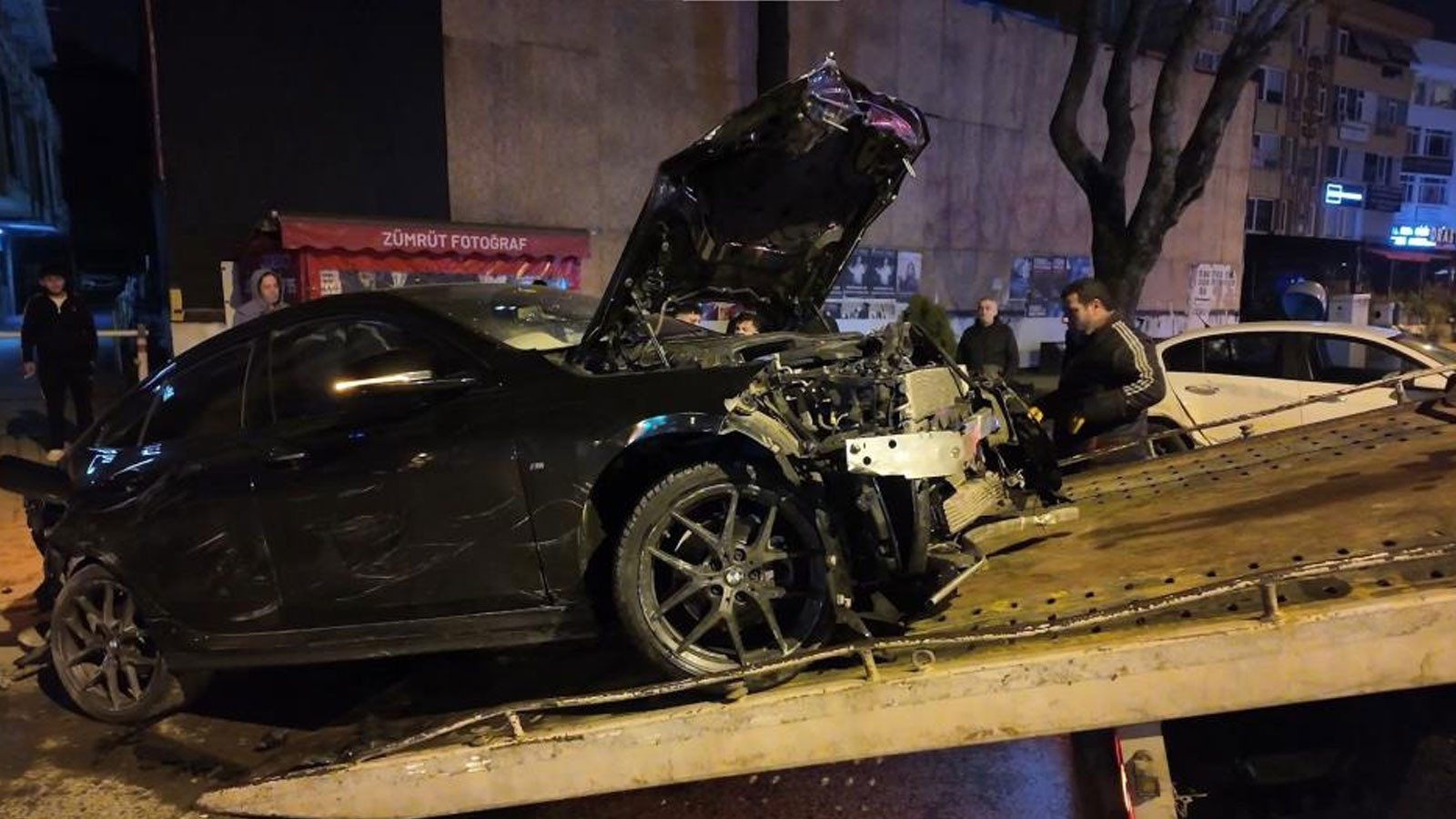 Caddebostan'da makas atan sürücü lüks araca çarpıp kaçtı