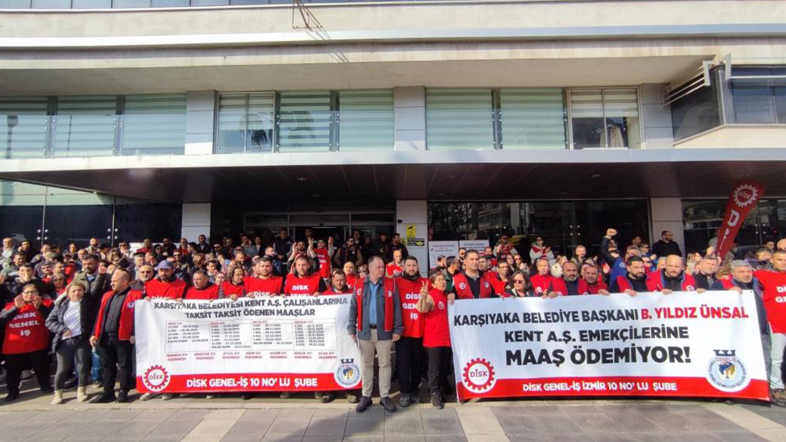 Karşıyaka’da 7 aydır maaş alamayan işçiler belediye kapısında