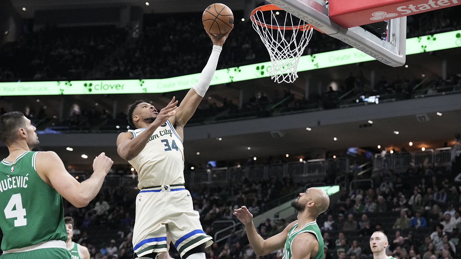 Milwaukee Bucks'ın yıldızı Giannis Antetokounmpo parkelere geri döndü