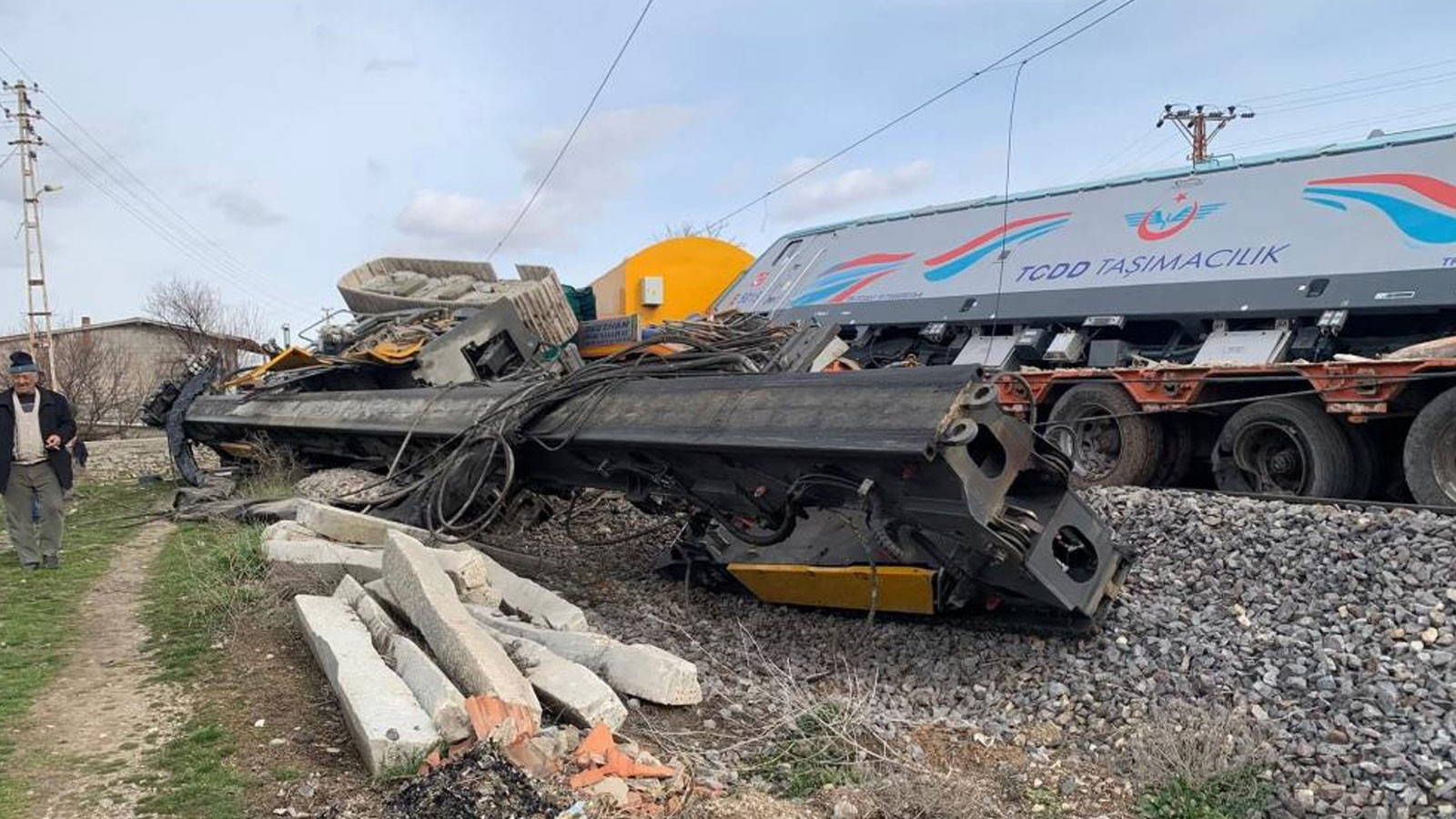 Nevşehir’de yük treni tıra çarptı: Makinistler yaralandı