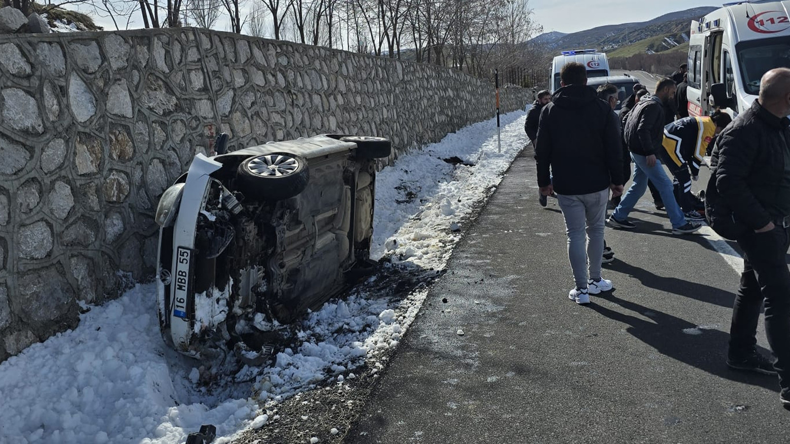 Otomobil istinat duvarına çarptı: Yaralılar var