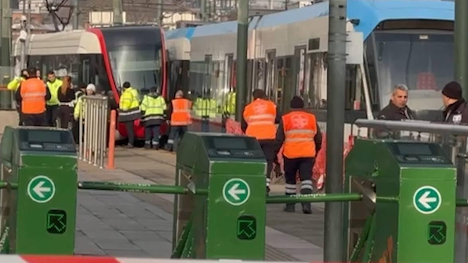 Raydan çıkan tramvay karşı yönden gelen tramvaya çarptı