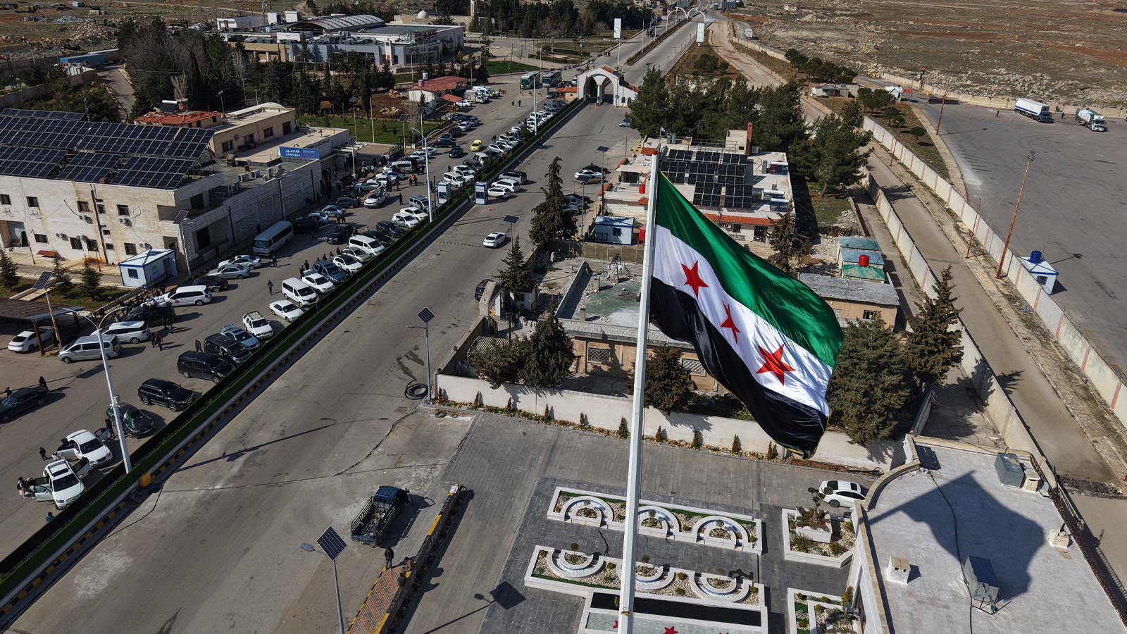 Saldırı sonrası sınır kapılarında yoğunluk! 10 binden fazla kişi, Lübnan'dan Suriye'ye geçti