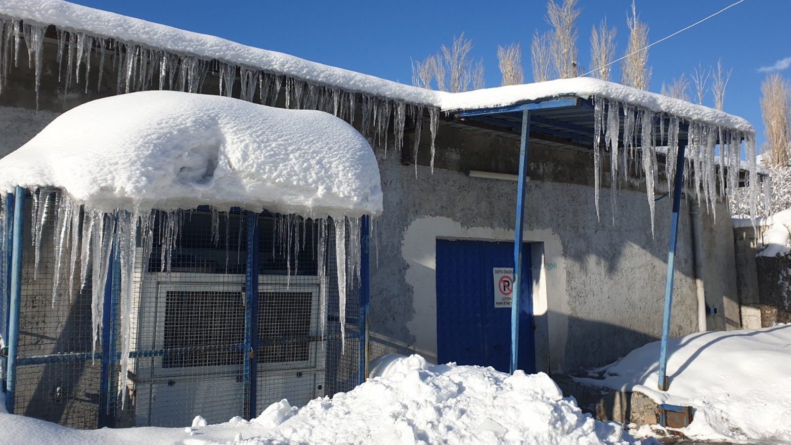 Sıcaklık eksi 18'e düştü; 3 metrelik buz sarkıtları oluştu