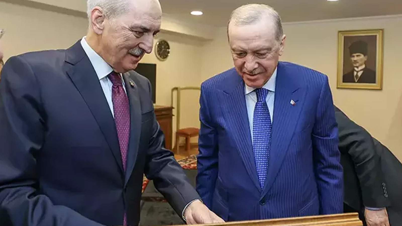 TBMM Başkanı Kurtulmuş, Erdoğan'a, Sırrı Süreyya Önder'le çekilen fotoğrafını takdim etti