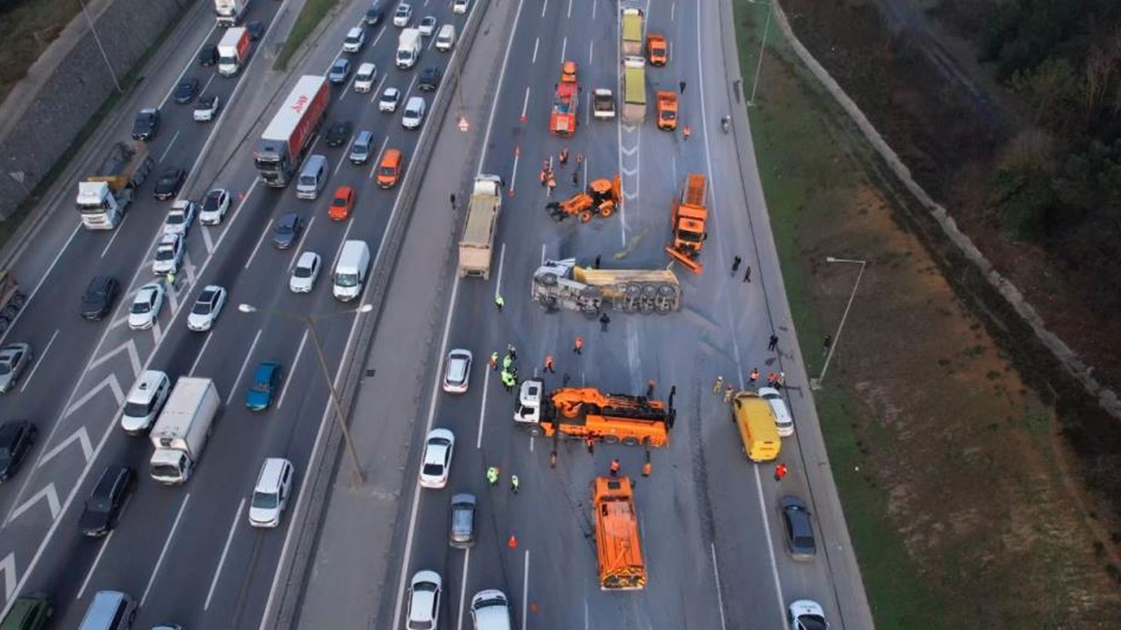TEM'de feci kaza: Hafriyat kamyonu devrildi, iki araç bariyerlere çarptı