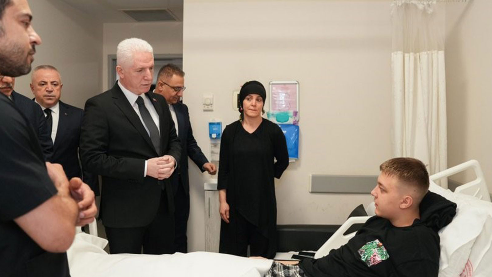 Vali Gül, Çekmeköy'de lisede bıçaklanarak yaralanan öğrenciyi ziyaret etti