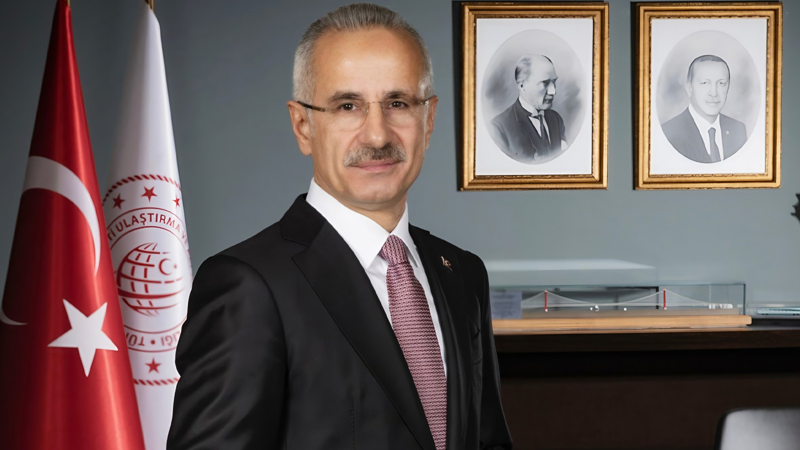 Bakan Uraloğlu duyurdu: Türkiye'nin ürettiği ilk hızlı tren, raylara iniyor