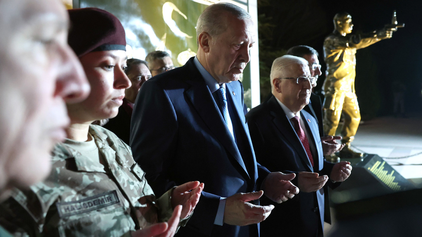 Cumhurbaşkanı Erdoğan, Ömer Halisdemir Anıtı'nda dua etti