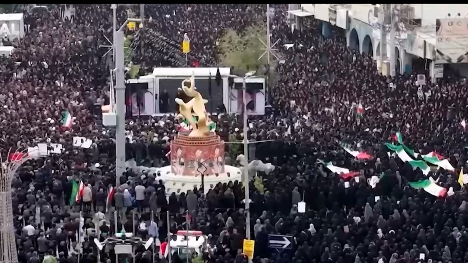 İran’da öldürülen 160’tan fazla çocuk son yolculuğuna uğurlandı