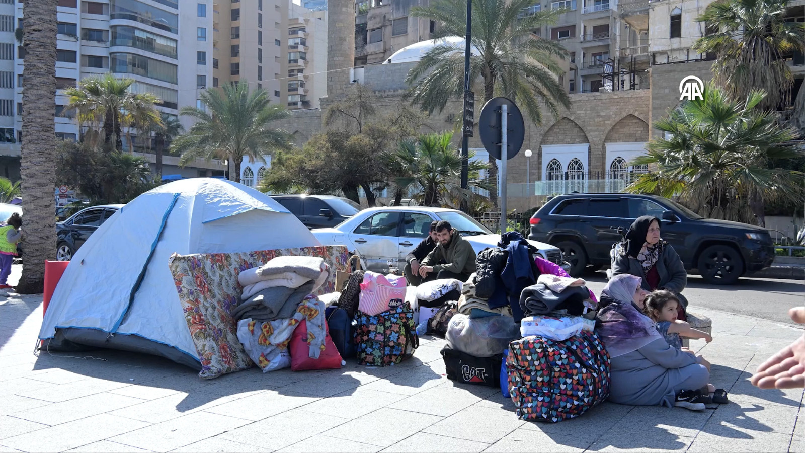 İsrail saldırılarının ardından evlerini terk eden Lübnanlılar, geceyi sokakta geçirdi  