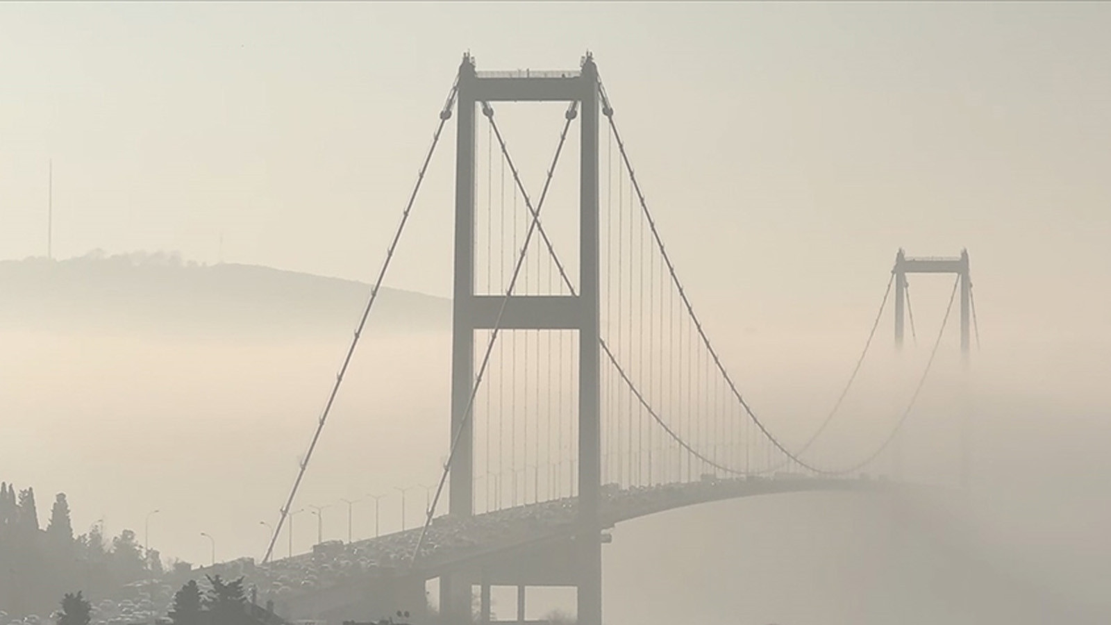 İstanbul'da hava trafiğine 'sis' engeli: Çok sayıda uçak başka havalimanlarına yönlendirildi
