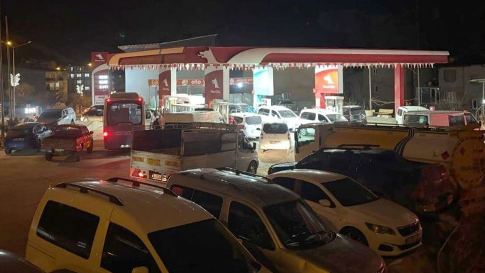 Kuyruk oluştu! Akaryakıtta zam beklentisi istasyonları doldurdu