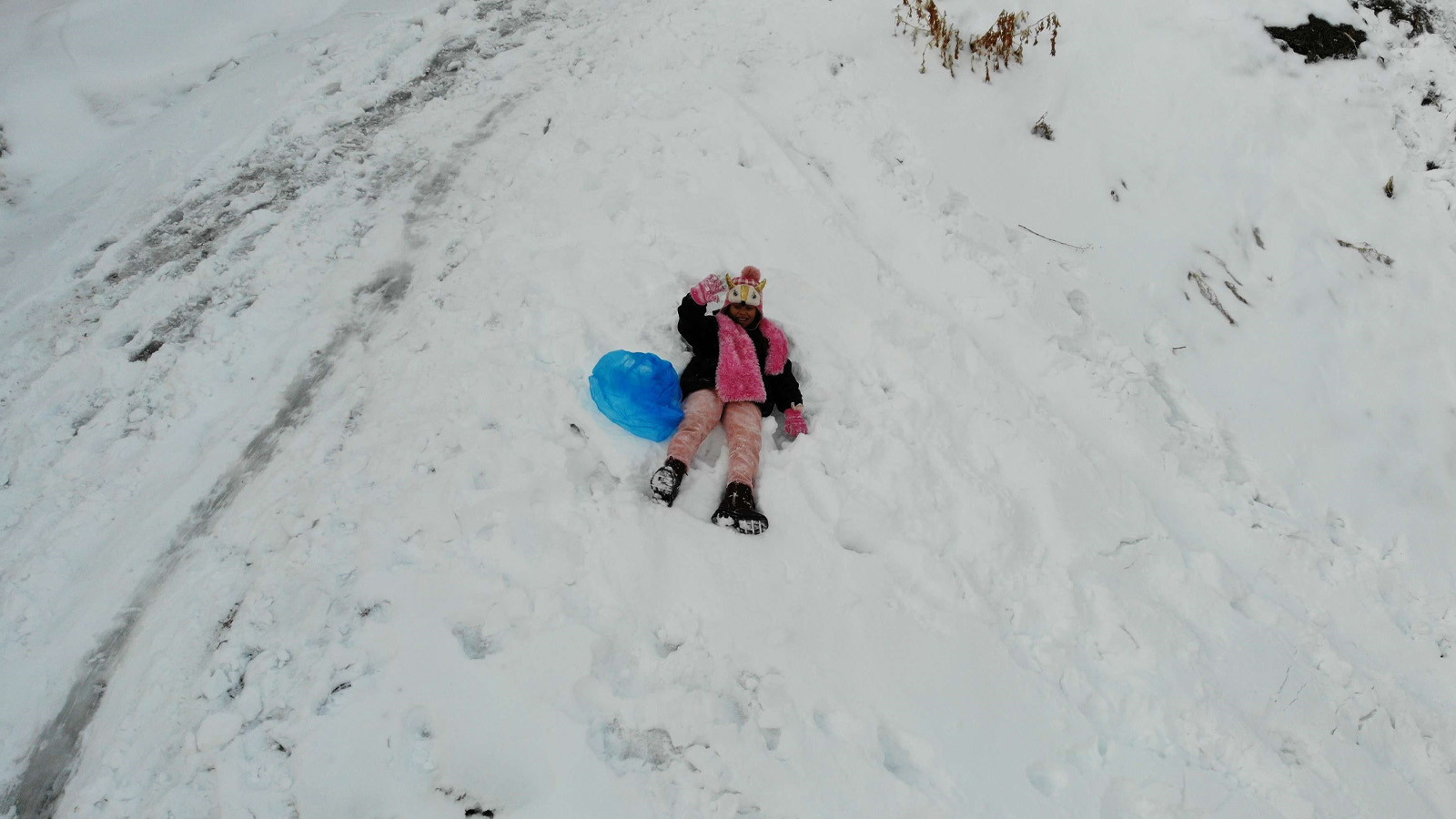 Mart kapıdan baktırdı: Güne 20 santimetre karla uyandılar