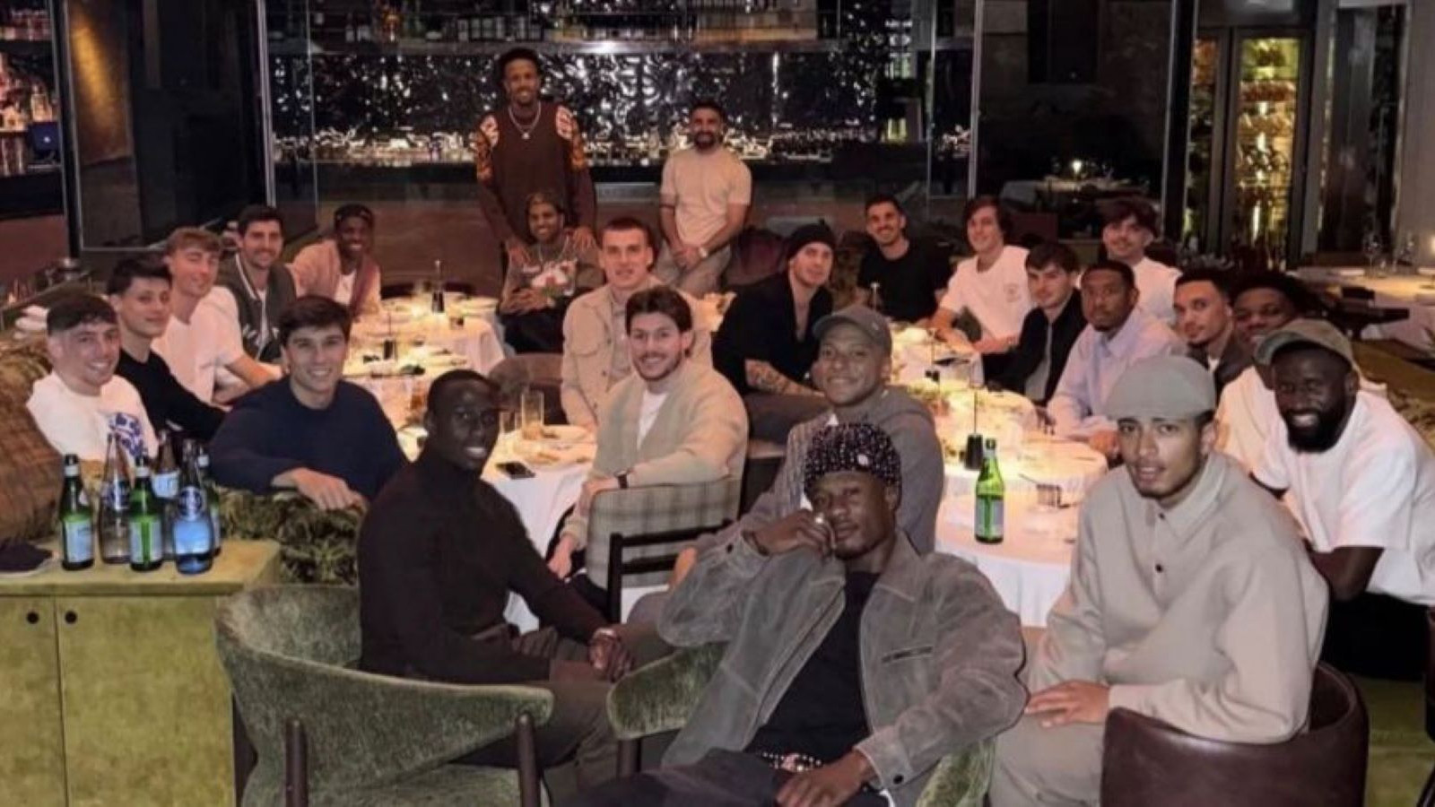 Real Madrid'de oyuncular birlikte sadece yemek yiyebiliyor, futbol oynayamıyor!