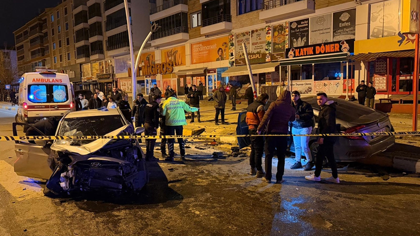 Tunceli’de feci kaza! 2 otomobil kafa kafaya çarpıştı: 4 yaralı