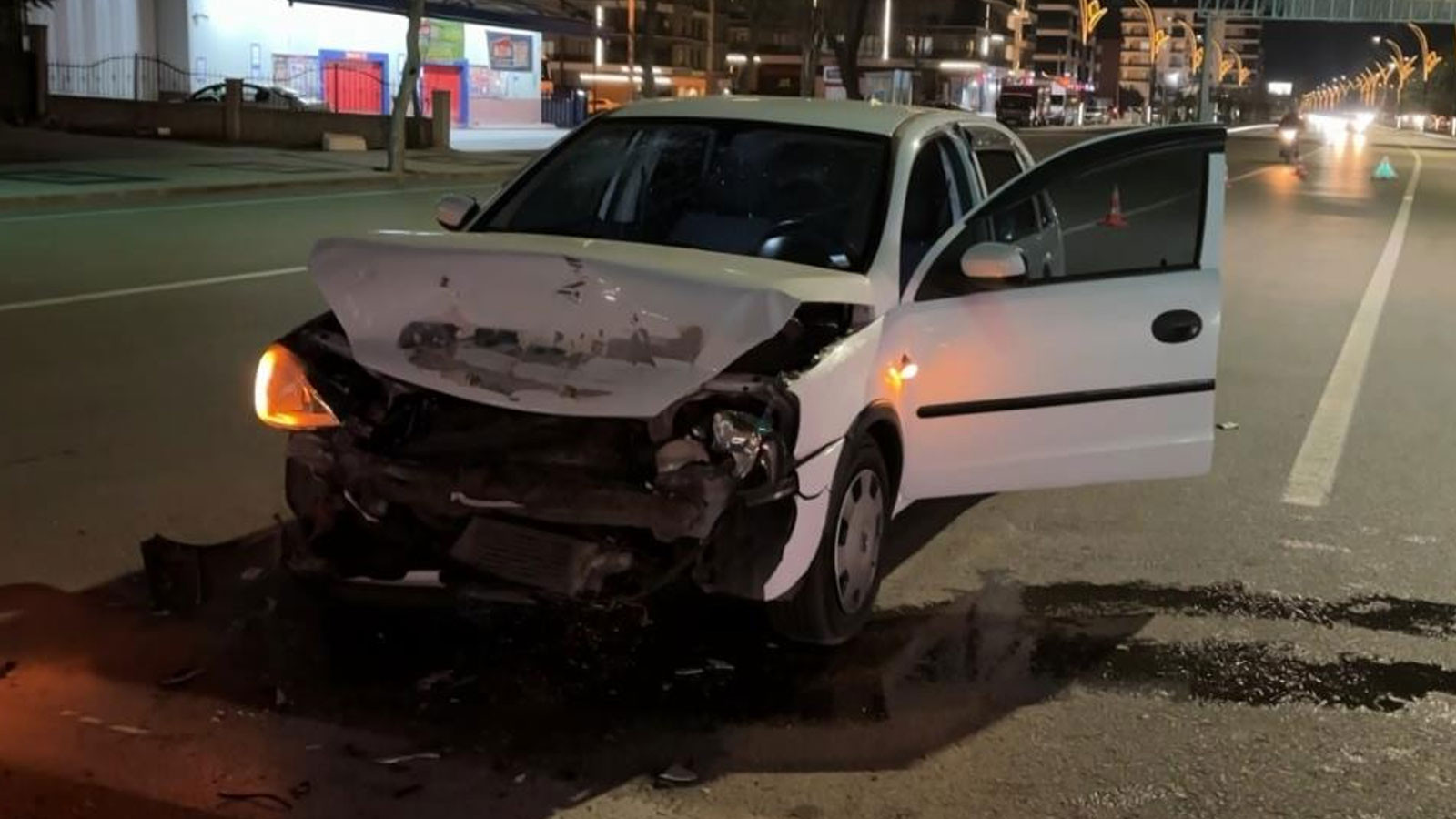 Aksaray'da kırmızı ışıkta bekleyen otomobile arkadan çarptı