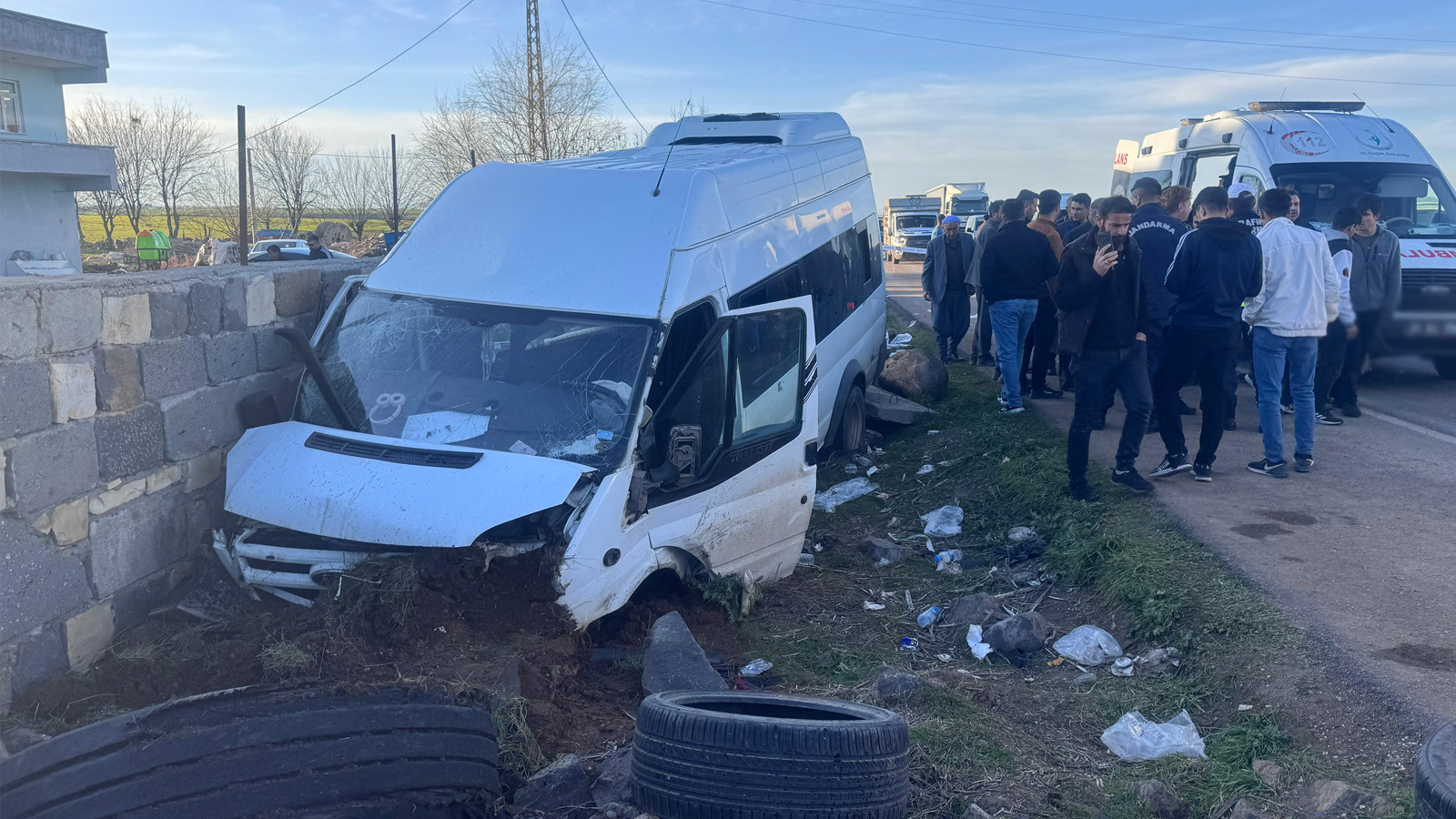 Diyarbakır'da minibüs, bahçe duvarına çarptı: 10 kişi yaralandı