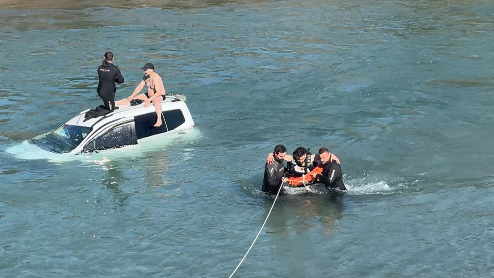 Hafif ticari araç baraj gölüne düştü; sürücü kurtarıldı