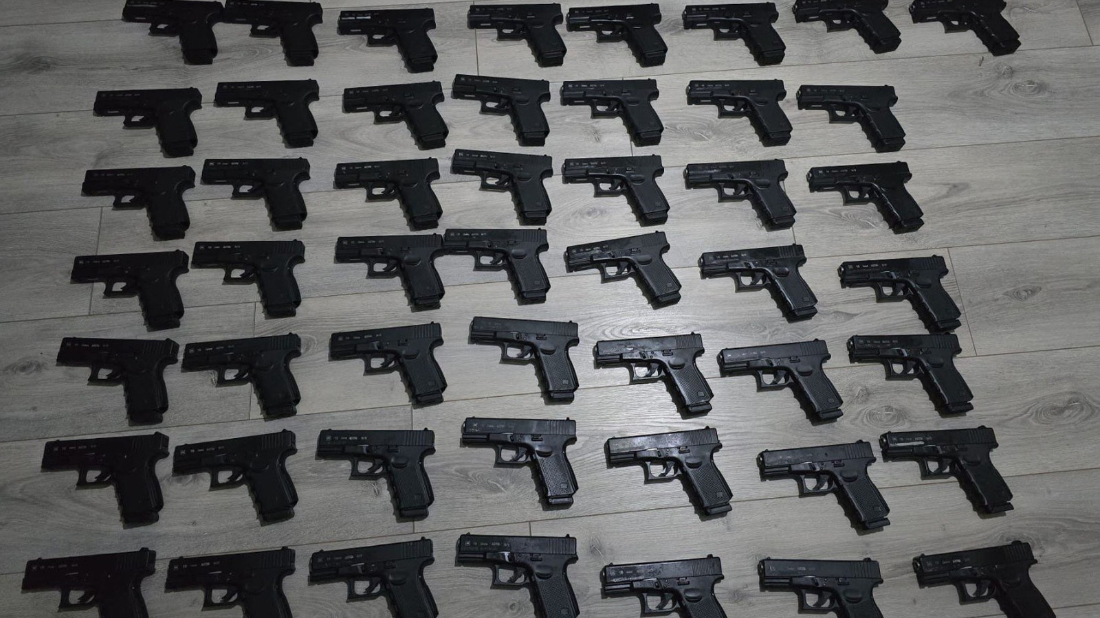 İstanbul'da yasa dışı silah ticareti yapan kişinin evinden ve aracından 50 tabanca çıktı