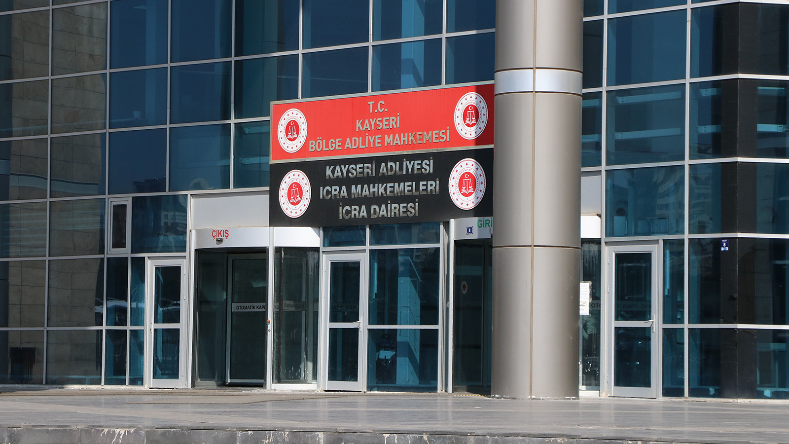 Kadın hastaya haciz şoku! Hem dişlerini yaptıramadı hem doktor tarafından icraya verildi