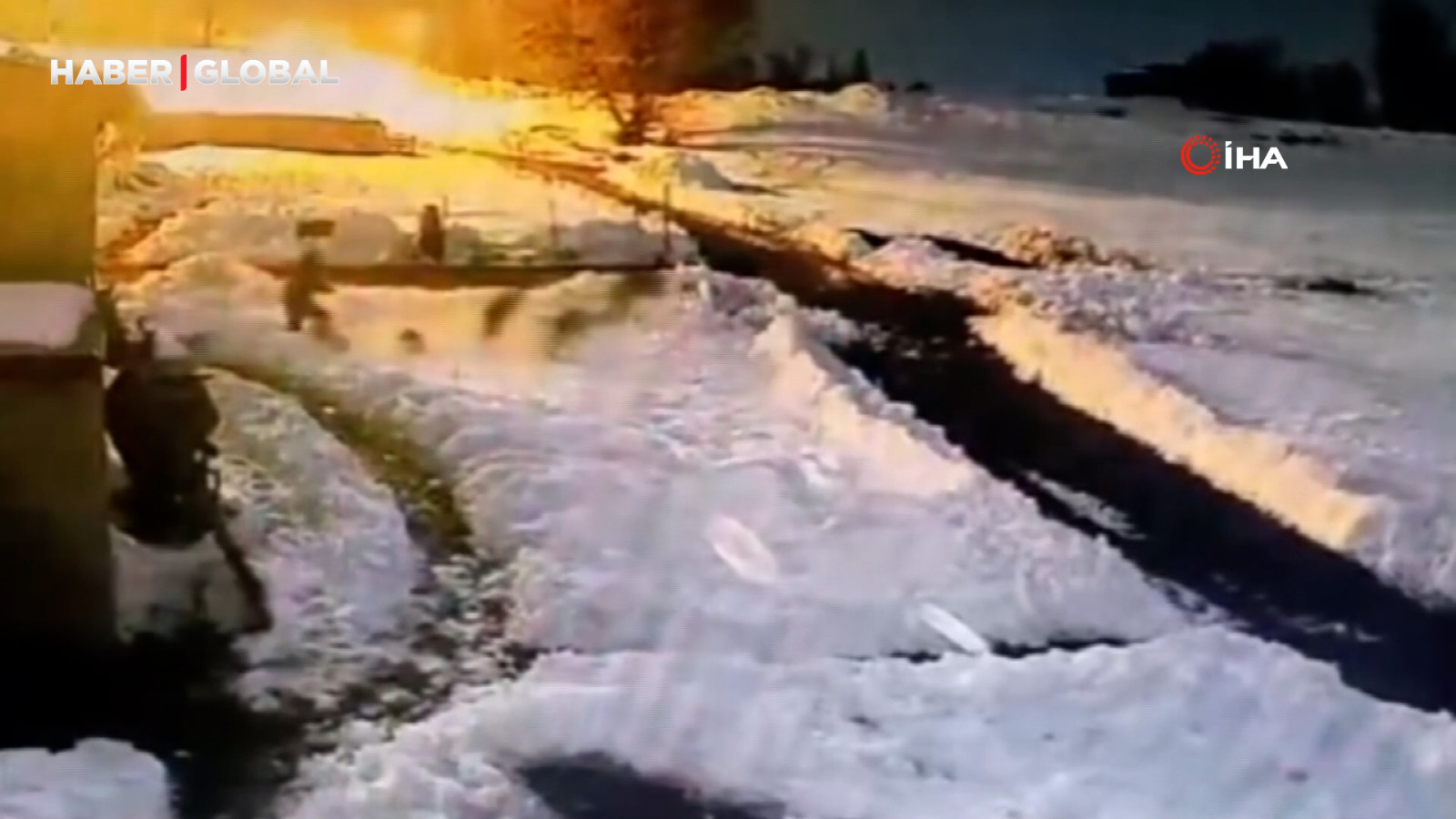 Kars’ta kurt sürüsünün arasına dalıp kürekle kovalayan vatandaş herkesi şoke etti