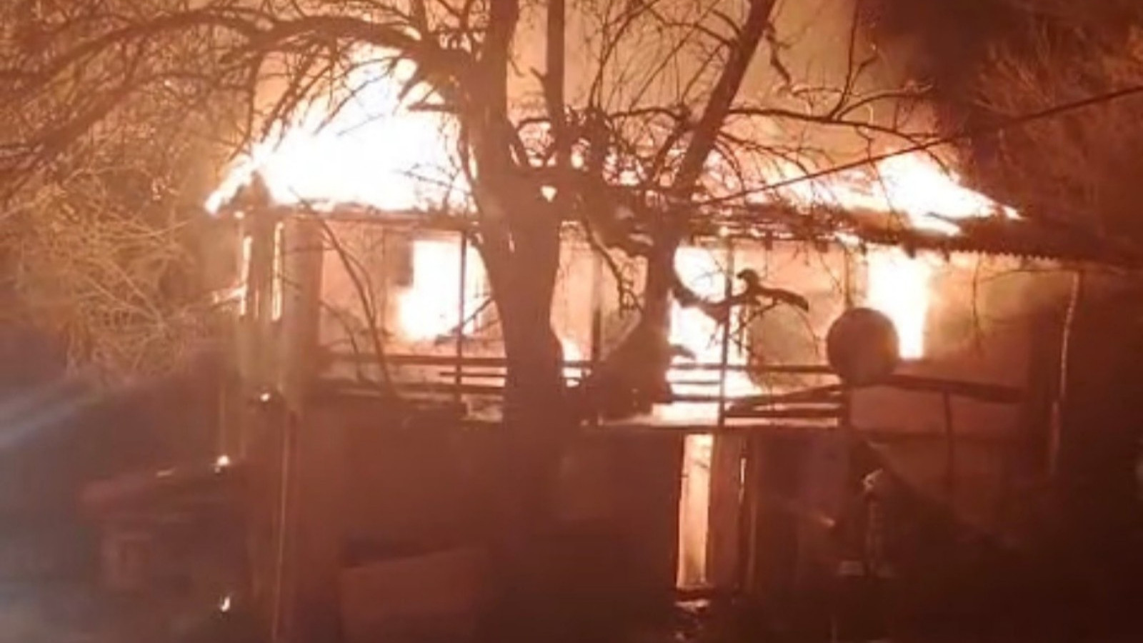 Kocaeli'de iki katlı evde çıkan yangında bir kişi can verdi