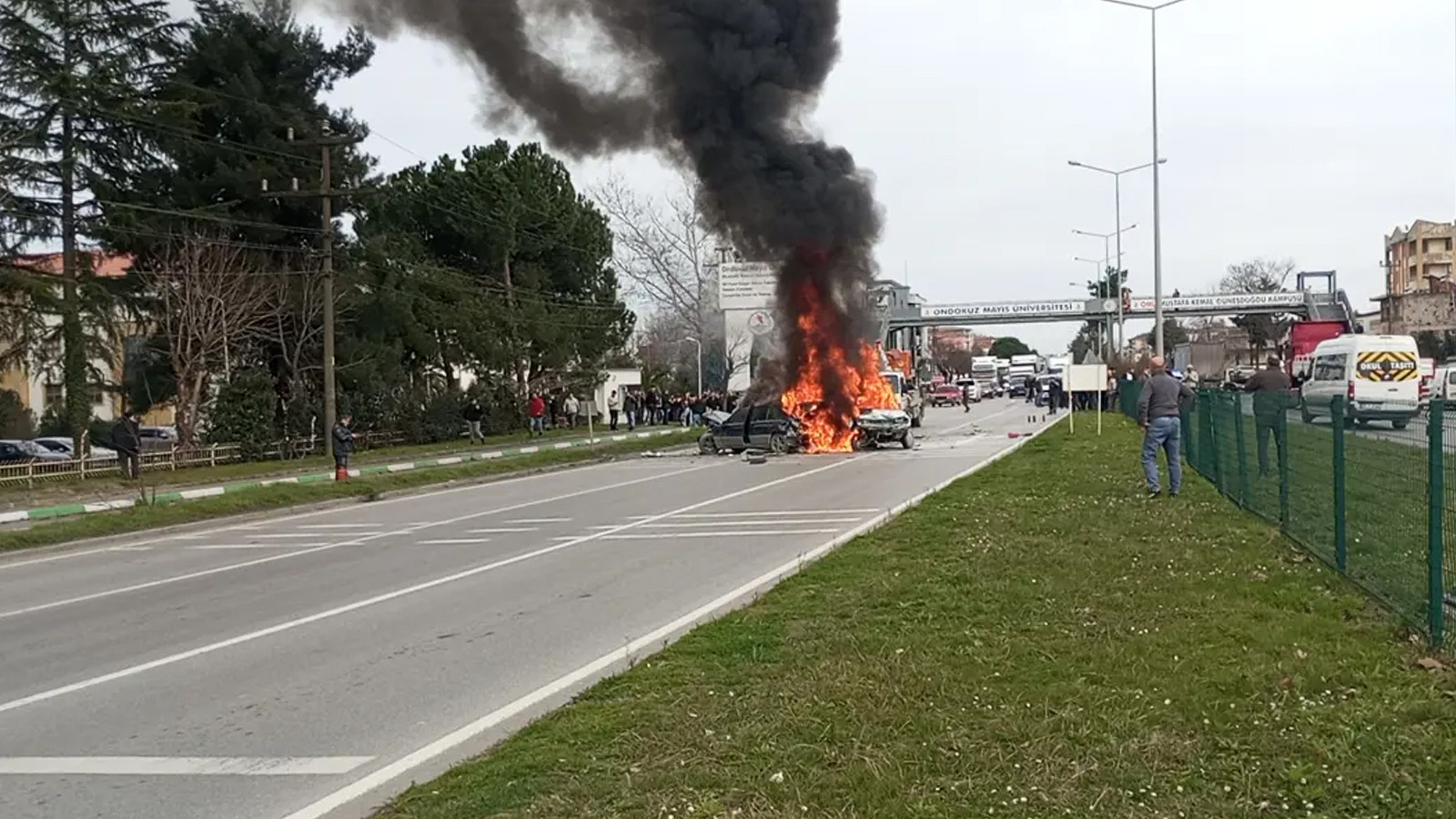 Samsun'da 6 araç birbirine girdi, biri alev aldı: Yaralılar var
