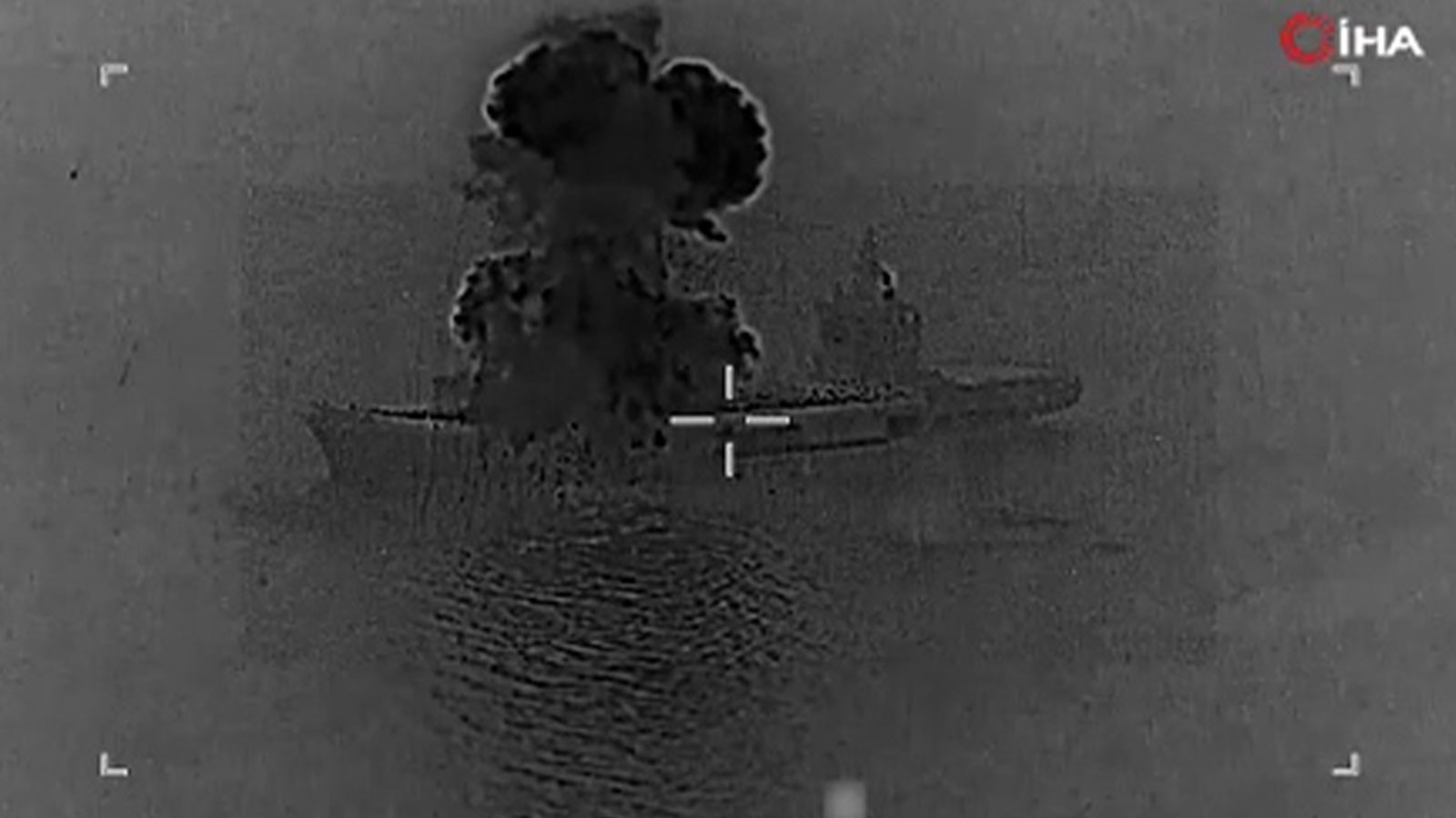 ABD ordusu, İran'a ait bir İHA gemisinin vurdu! O anlar kamerada